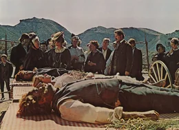Jill (Claudia Cardinale, stehend vorne M.) ist geschockt: Ihr frischgebackener Ehemann und dessen Kinder wurden brutal ermordet ...