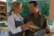 Marion und Thomas fühlen sich in ihrem gemeinsamen Haus sehr wohl und kochen gerne zusammen! v.l.: Marion Kracht, Michael Roll