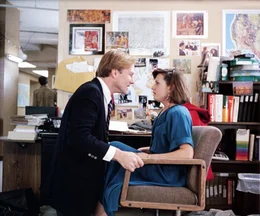 Tom Grunick (William Hurt) &uuml;bersch&uuml;ttet Jane Craig (Holly Hunter) mit Dank. Sie hat ihm bei seiner Live-Moderation geholfen und ihm damit den Weg zum Erfolg als Nachrichtensprecher geebnet.
