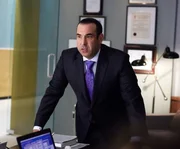 Louis (Rick Hoffman) verliert die Kontrolle – beruflich wie privat droht ihm der Boden unter den Füßen wegzubrechen. Doch sein Aufbegehren bleibt nicht ohne Folgen.