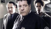 Wachmann Dominic (Stephen Lee, M.) ist nur knapp einer Explosion entkommen. Er hilft Warrick (Gary Dourdan, r.) und Brass (Paul Guilfoyle) bei der Aufkl&auml;rung.