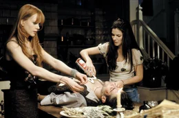 Gillians (Nicole Kidman, li.) letzte Eroberung, der Cowboy Jimmy Angelov (Goran Visnjic), entpuppte sich als Ekelpaket und Schl&auml;ger. Als sich Gillian nicht mehr zu helfen wei&szlig;, ruft sie Sally (Sandra Bullock) zu Hilfe und gemeinsam bef&ouml;rdern die Schwestern Jimmy ins Jenseits.