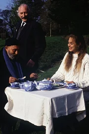 Grenville blüht in Rebeccas Gesellschaft sichtlich auf. Pettifer, Butler und alter Vertrauter von Grenville freut sich über diese Entwicklung (Rolf Hoppe, Karl Merkatz, Sophie von Kessel). Grenville blüht in Rebeccas Gesellschaft sichtlich auf. Pettifer, Butler und alter Vertrauter von Grenville freut sich über diese Entwicklung (Rolf Hoppe, Karl Merkatz, Sophie von Kessel).