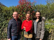 Bente Barck (r.) und Jens Ditzen haben am Niederrhein ein schönes Haus bezogen. Leider wurde der dazugehörige Garten von den Vorbesitzern kaum gepflegt und soll nun dringend den Wünschen und Ansprüchen des jungen Paares angepasst werden. Eva Brenner bittet die Gartenprofis Nico Sollazzo und Marius Surmann, Konzepte für den Garten zu entwickeln. Bente Barck (r.) und Jens Ditzen haben am Niederrhein ein schönes Haus bezogen. Leider wurde der dazugehörige Garten von den Vorbesitzern kaum gepflegt und soll nun dringend den Wünschen und Ansprüchen des jungen Paares angepasst werden. Eva Brenner bittet die Gartenprofis Nico Sollazzo und Marius Surmann, Konzepte für den Garten zu entwickeln.