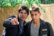 Dr. Tom Berkhoff (Gregory B. Waldis, links) und Tierpfleger Conny (Thorsten Wolf, rechts) können es nicht fassen, als sie den ausgebrochenen Karakalkater ausgerechnet vor dem Gehege der Main Coon Katze finden.