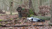 Als er früh morgens einen Wolf und ein Känguru durch sein Zielfernrohr erblickt, traut der Jäger Heinrich Maas (Ulrich Anschütz) seinen Augen nicht mehr. Dann fällt plötzlich ein Schuss, und der Wolf bricht tot zusammen. Vom Känguru fehlt jede Spur. Der Jäger fragt sich, ob er vielleicht versehentlich selbst abgedrückt hat.