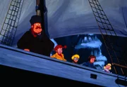 v.li.n.re.: Papa Ephraim, Pippi, Willie, Thommy und Annika halten Ausschau nach der Bucht, in der ihr Reiseziel liegt.