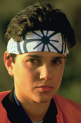 Daniel (Ralph Macchio) soll seinen Karate-Titel gegen den brutalen Mike Barnes verteidigen. Da Karatemeister Miyagi sich weigert, ihn zu trainieren, springt der skrupellose Silver als Trainer ein ...