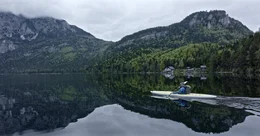 Andreas Mayer im Kajak am Altausseer See.