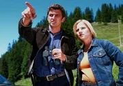 Andreas Blitz (Hans Sigl) und Karin Kofler (Kristian Sprenger) ermitteln auf einer abgelegenen Alm.