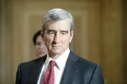 McCoy (Sam Waterston) klagt den ehemaligen Profi-Baseball-Spieler Lange wegen Mordes an der Verlegerin an, doch alle halten diesen Schritt für McCoys Rache wegen des damals gegen Lange verlorenen Prozesses. (hi. Alana De La Garza als Connie Rubirosa)