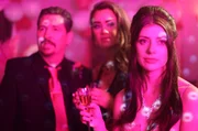 Noch amüsiert sich Maggie (Emma Eliza Regan) mit ihren Eltern Nora (Linda Bhreathnach, Mitte) und Tom (Michael Collins) auf einer Hochzeitsparty.