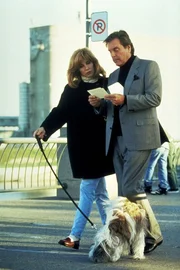Max ist gestorben. Das Ableben des liebenswürdigen Butlers ist für Jennifer (Stefanie Powers, l.) und Jonathan Hart (Robert Wagner, r.) ein schwerer Schlag. Er hat ihnen jedoch ein Päckchen hinterlassen, das sie bei seiner Nichte in Kanada abholen müssen ...