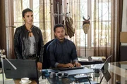 Zara Hallam (Nazneen Contractor) und Oliver Yates (Brandon Jay McLaren)