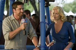 Bei einer Meinungsverschiedenheit &uuml;ber Beziehungsfragen schlie&szlig;en Abby (Katherine Heigl, r.) und Mike (Gerard Butler, l.) eine Wette ab, dass Abby den Chirurgen Colin, auf den sie ein Auge geworfen hat, f&uuml;r sich gewinnen kann, wenn sie alle Macho-Tipps befolgt. Mike ist sich seiner Sache sicher und willigt ein, bei einem Misserfolg freiwillig abzutreten ...