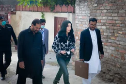 Cher (2.v.r.) eilt bei ihrem Besuch in Islamabad, Pakistan, von einem Termin zum n&auml;chsten.