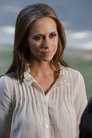 Auch wenn Jim sich nicht mehr an seiner Vergangenheit erinnern kann ist Melinda (Jennifer Love Hewitt) froh, ihn wieder bei sich zu haben ...