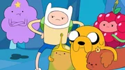 Im Hintergrund, erste und zweite von links: Lumpy Space Princess (Pendleton Ward), Finn (Jeremy Shada). Im Vordergrund, Mitte: Jake (John DiMaggio).