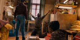 Ama (Amani-Jean Philippe) spielt mit ihrem Vater Babacar (Emmanuel Ohene Boafo) in der K&uuml;che Ball. Ihr Bruder Abi (Liam Romney) schaut zu.