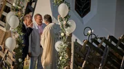 Der Pfarrer (Roland Silbernagl, re.) spricht mit dem „Väterduo“ Thorsten (Devid Striesow, Mitte) und Carsten (Martin Brambach). Der Pfarrer (Roland Silbernagl, re.) spricht mit dem „Väterduo“ Thorsten (Devid Striesow, Mitte) und Carsten (Martin Brambach).