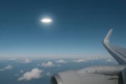 Ein mysteriöses, leuchtendes Objekt schwebt hoch über den Wolken und wurde von Flugzeugpiloten über Pakistan gefilmt. Das Objekt strahlt ein sanftes, pulsierendes Licht aus und scheint sich entgegen herkömmlicher Flugmuster zu bewegen. Aus dem Cockpit ist der dunkle Himmel mit verstreuten Sternen zu sehen, während das seltsame Objekt deutlich in der Ferne sichtbar ist. Die Szene weckt ein Gefühl von Ehrfurcht, Unsicherheit und Faszination. Ein mysteriöses, leuchtendes Objekt schwebt hoch über den Wolken und wurde von Flugzeugpiloten über Pakistan gefilmt. Das Objekt strahlt ein sanftes, pulsierendes Licht aus und scheint sich entgegen herkömmlicher Flugmuster zu bewegen. Aus dem Cockpit ist der dunkle Himmel mit verstreuten Sternen zu sehen, während das seltsame Objekt deutlich in der Ferne sichtbar ist. Die Szene weckt ein Gefühl von Ehrfurcht, Unsicherheit und Faszination.