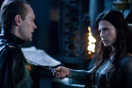 Mit einem Versprechen und einer Drohung k&ouml;dert Sonja (Rhona Mitra, r.) Tannis (Steven Mackintosh), einen Verb&uuml;ndeten ihres Vaters ...