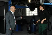 Tuncays Onkel Öner kommt zu Besuch nach Lansing. Von links: Onkel Öner (Orhan Güner) und Florian Brunner (Tommy Schwimmer).