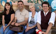 Trödelexperte Mauro Corradino (2.v.li.) mit Harald (re.) und dessen Frau Verena (li.) sowie Haralds Schwester Bärbel (2.v.re.)