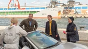 Ein Sportwagen nahe des Tatorts gibt den Kommissaren Joost (Nike Fuhrmann, 2.v.r.) und Pöhlmann (Dominic Boeer, 2.v.l.) Rätsel auf. Wie Kriminaltechnikerin Roswitha Prinzler (Silke Matthias, l.) ihren Kollegen zeigt, steckt noch der Schlüssel. Fingerabdrücke sind abgewischt worden. Laut Stine (Sidsel Hindhede, r.) ist der Halter ein Heiko Nüchterlein. Wovor ist der Fahrzeughalter geflüchtet? Hat er etwas gesehen, das den Kommissaren weiterhilft? Oder ist er sogar der gesuchte Täter?