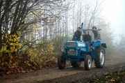 Die Kommissare Lessing (Christian Ulmen) und Kira Dorn (Nora Tschirner) fahren mit dem Kartoffelbauern Thomas Halupczok (Mitte: Jörn Hentschel) auf dem Traktor zu seinem Hof.