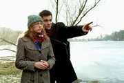Lisa (Alexandra Neldel, l.) hat Mühe standhaft zu bleiben, als David (Mathis Künzler, r.) sich ihr nähert. Lisa (Alexandra Neldel, l.) hat Mühe standhaft zu bleiben, als David (Mathis Künzler, r.) sich ihr nähert.