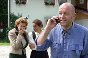 Im Bild (v.li.): Gaby Dohm (Henriette), Adele Neuhauser (Julie), Charly Rabanser (Salchegger).