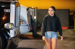 Unter Drogen gesetzt und v&ouml;llig hilflos irrt die junge Tracy (Caitlin Carmichael) nachts auf einem riesigen Trucker-Parkplatz umher.