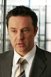 Da Ed (Currie Graham) Eheprobleme hat, arbeitet er lieber bis sp&auml;t in die Nacht in der Agentur, als zu seiner Frau nach Hause zu fahren. Darunter leiden auch seine Angestellten, da sie Sonderschichten einlegen m&uuml;ssen ...