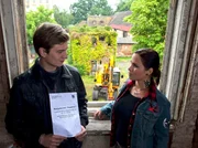 Jakob Heilmann (Karsten Kühn) bekommt nach Bertram Schönegges Unfall Zweifel, ob es die Sache wert ist. Caro (Sandra S. Leonhard) versucht Jakob klar zu machen, dass nur durch eine radikale Hausbesetzung etwas erreicht werden kann und das es hierbei um mehr geht als dieses alte Haus.