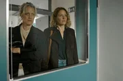 v.li.: Riccarda (Anna Schudt) und Caro (Patricia Aulitzky) müssen ihren toten Partner identifizieren.