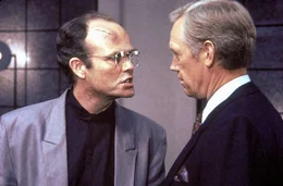 Was hat der undurchsichtige Clarence J. Boddicker (Kurtwood Smith, li.) mit dem "Omni"-Chef Richard Jones (Ronny Cox, re.) zu tun?