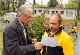 Frido Schulz (Robert Atzorn) konfrontiert Hartmut M&auml;rz (Michael Lott) mit einem heimlich aufgenommen Beweisfoto.