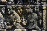 Borobudur schm&uuml;cken unz&auml;hlige Reliefs mit Motiven aus der buddhistischen Glaubenswelt.