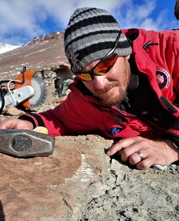 Auf dem Shackleton-Gletscher sucht der Pal&auml;ontologe Nathan Smith nach Hinweisen, wie sich die verschiedenen Dinosaurierarten an die widrigen Bedingungen am S&uuml;dpol angepasst haben k&ouml;nnten.