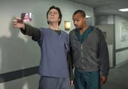 Während J.D. (Zach Braff, l.) um die Aufmerksamkeit von Elliott kämpft, ist Turk (Donald Faison, r.) sauer, da ihm Dr. Cox nicht genügend Beachtung schenkt ...