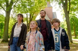 Familie: Simone (Friederike Becht, li.) und Martin (Ulrich Brandhoff, 2. v. re.) mit ihren Kindern Nina (Arian Wegener, 2. v. li.) und Ben (Ludwig Samuel Ott, re.).