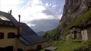 Einer der sch&ouml;nsten Wege hinein in das Rosengartengebirge f&uuml;hrt vom Bergdorf Tiers durch das Tschamintal herauf zur Grasleitenh&uuml;tte.