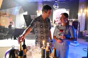 Isabelle (Ania Niedieck) ist angetan, als Dragan (Florian Thunemann) sie mit einem romantischen Essen überrascht. Im Hintergrund Felix Gomez (Patrick Linke).