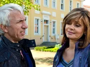 Volker Welke (Ralf Richter) ist sehr von Yvonne (Maren Gilzer) angetan. Er fragt sie, ob sie mit dem Spießerleben an Frahms Seite wirklich glücklich ist.