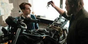 Hannes Vater Hubert (Nicki von Tempelhoff) &uuml;bergibt Moritz (Leonard Scheicher, l.) die Schl&uuml;ssel von Hannes Motorrad.