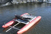 Jonas Haug, Doktorand an der Universität Innsbruck, kontrolliert den elektrischen Zaun für Fische an der Pilotanlage in Kaufbeuren.
