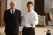 M&uuml;ssen mitansehen, wie der Joker Gotham City in ein anarchisches Chaos st&uuml;rzt: Bruce Wayne alias Batman (Christian Bale, r.) und Butler Alfred (Michael Caine, l.) ...