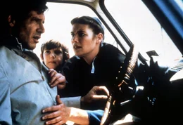 Um Rachel (Kelly McGillis, r.) und ihren Sohn Samuel (Lukas Haas, M.)  vor den Killern in Sicherheit zu bringen, setzt Captain John Book (Harrison Ford, l.) sein Leben aufs Spiel ...