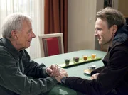 Dr. Martin Stein (Bernhard Bettermann, rechts) verlässt das Haus Stein, um mit Elena zusammenzuziehen. Auch wenn sich sein Vater Otto Stein (Rolf Becker) sehr für seinen Sohn freut, fällt ihm der Abschied doch sehr schwer.